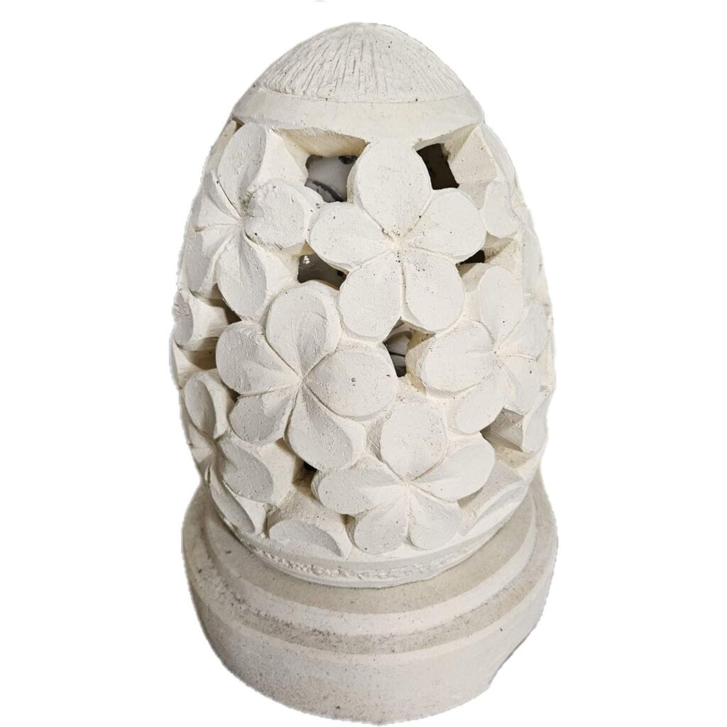 „Telur Bunga” kerti álló dekoráció tojás formában, frangipani mintával, vasalt betonöntvényből