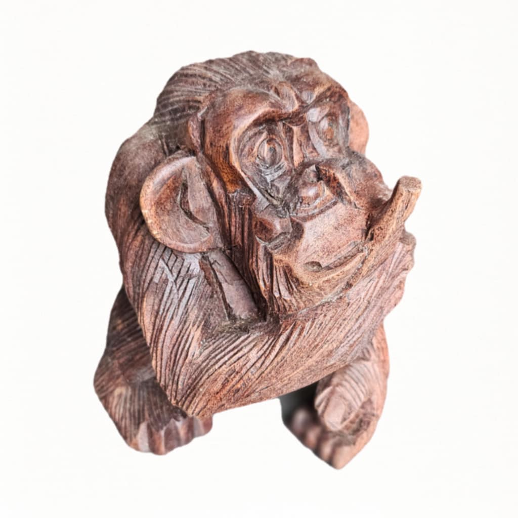 Lutung figura: Suar fa, kézzel faragott, 20 cm – pimasz majom tartással