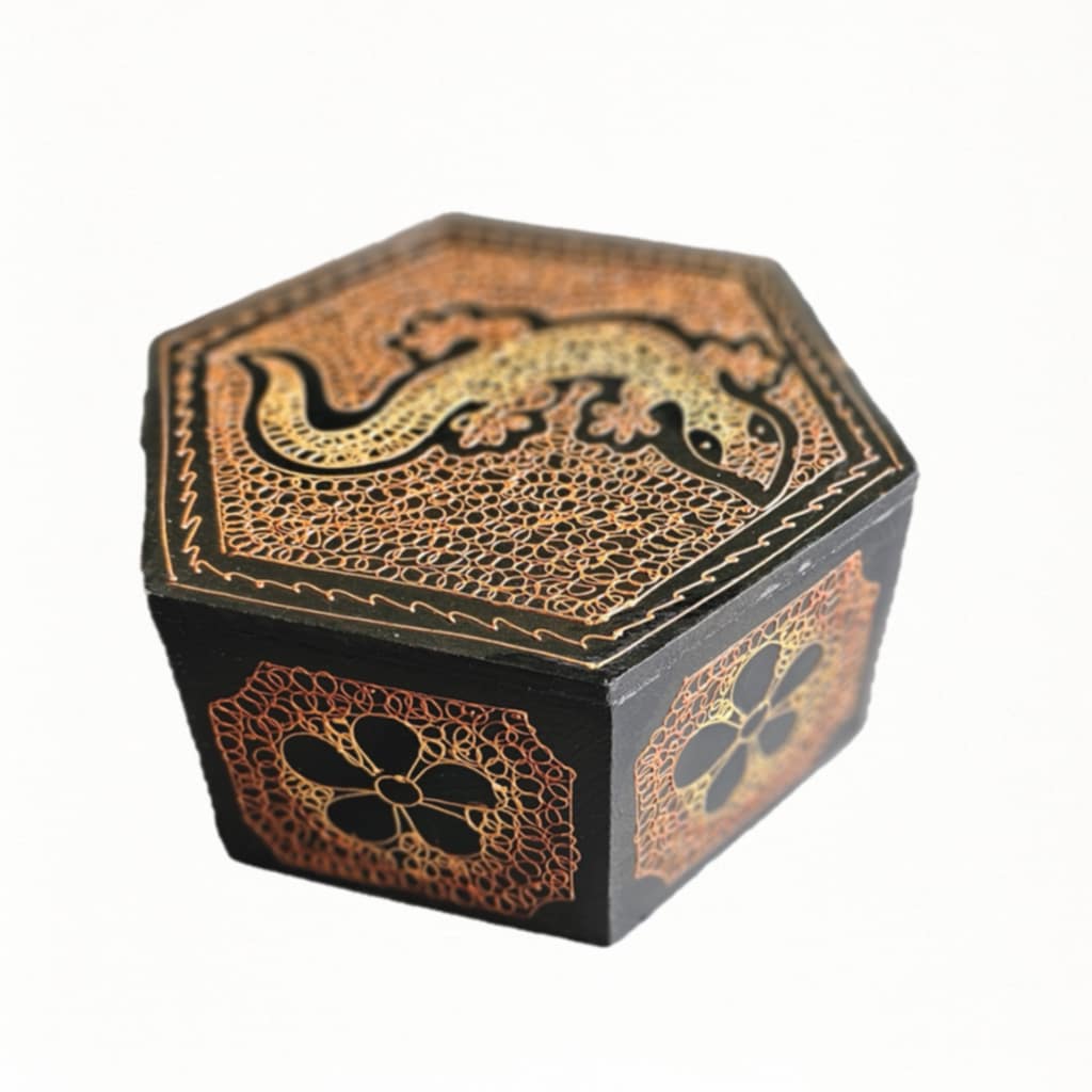 Hexagonális tárolódoboz gekkómotívummal, kézzel festett, 20 × 11 cm
